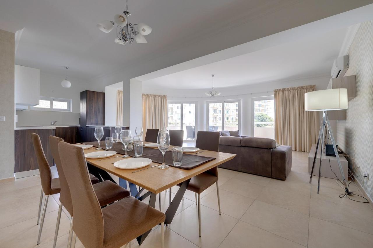 Seafront Lux Apart Inc Pool, Upmarket Area スリーマ エクステリア 写真